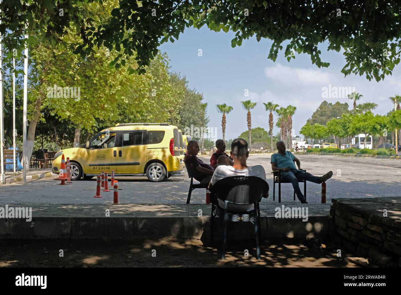 Taxifahrer sitzen im Schatten in Side, Türkei. Stockfoto
