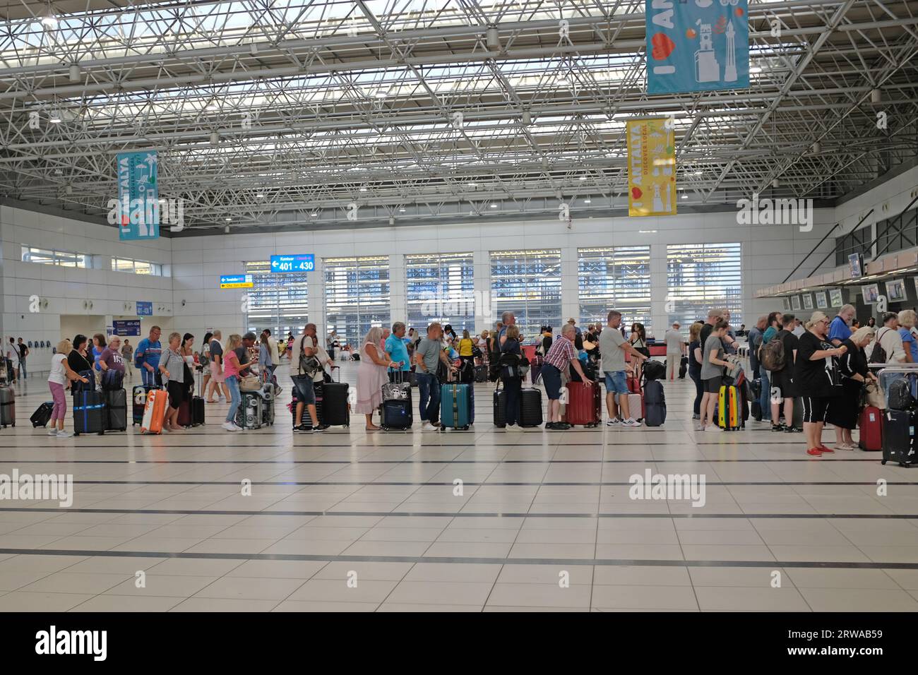 Eine Warteschlange für den Check-in am Flughafen Antalya, Türkei. Stockfoto