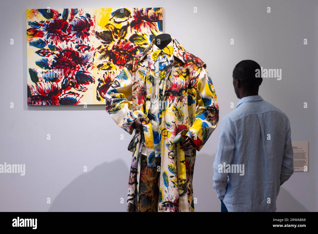 EDITORIAL USE ONLY Ossie Williams sieht Fleur Shirt von Bianca Saunders vor der Eröffnung von The Morgan Stanley Exhibition - The Missing Thread: Untold Stories of Black British Fashion im Somerset House, London. Bilddatum: Montag, 18. September 2023. Stockfoto