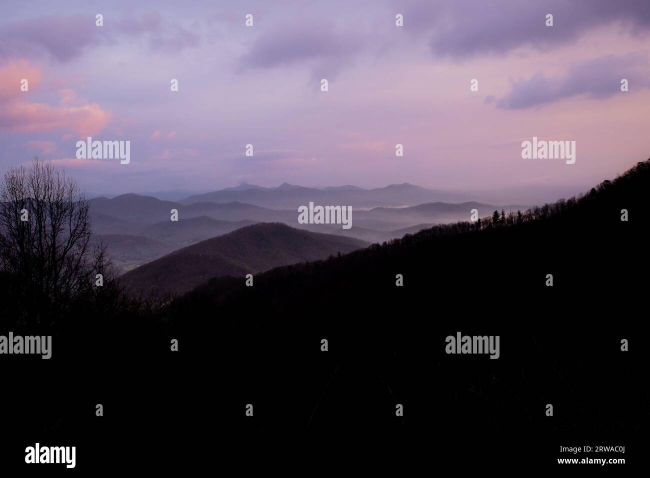 Blue Ridge Mountains bei Sonnenaufgang in der Nähe von Asheville, North Carolina. Stockfoto