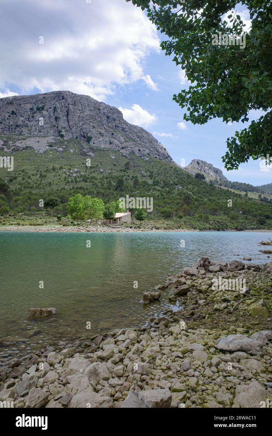 Mallorca, Spanien - 12. Juni 2023: Embassament de Cuber Stausee vom GR221 Wanderweg. Serra de Tramuntana, Mallorca Stockfoto
