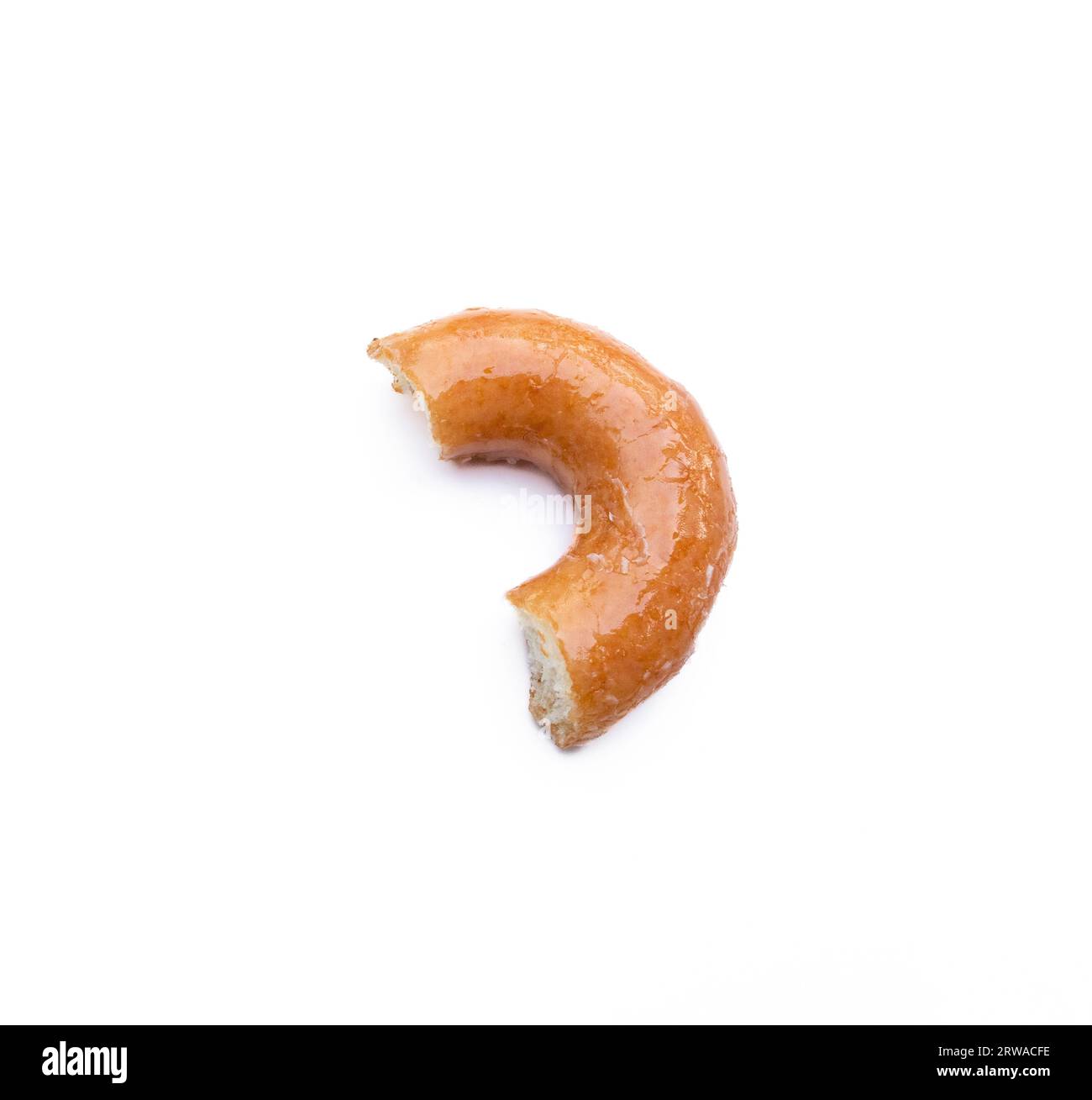 Gebissener glasierter Donut isoliert auf weißem Hintergrund. Nach einigen Bearbeitungen. Stockfoto