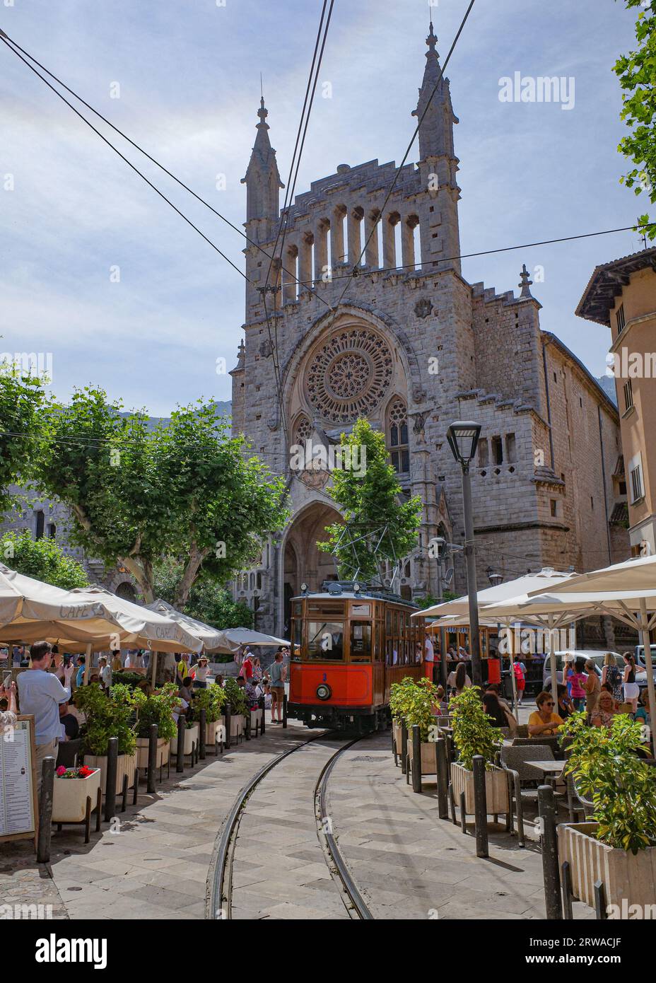 Soller, Spanien - 12. Juni 2023: Touristische Straßenbahn Ferrocarril in Soller Stockfoto