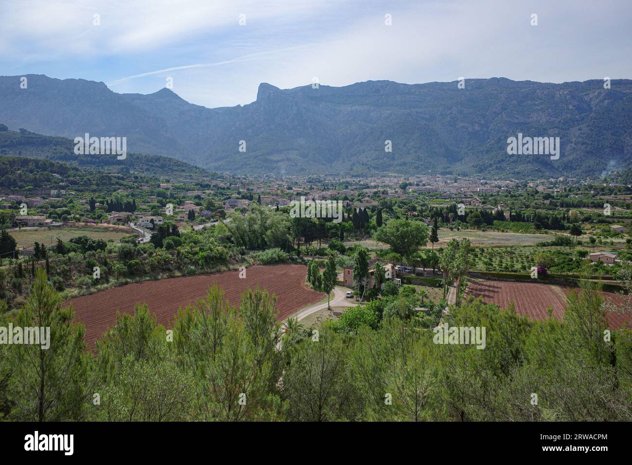 Soller, Spanien - 12. Juni 2023: Blick auf das Sollertal vom GR221 Trail. Tramuntana Mountains, Mallorca Stockfoto