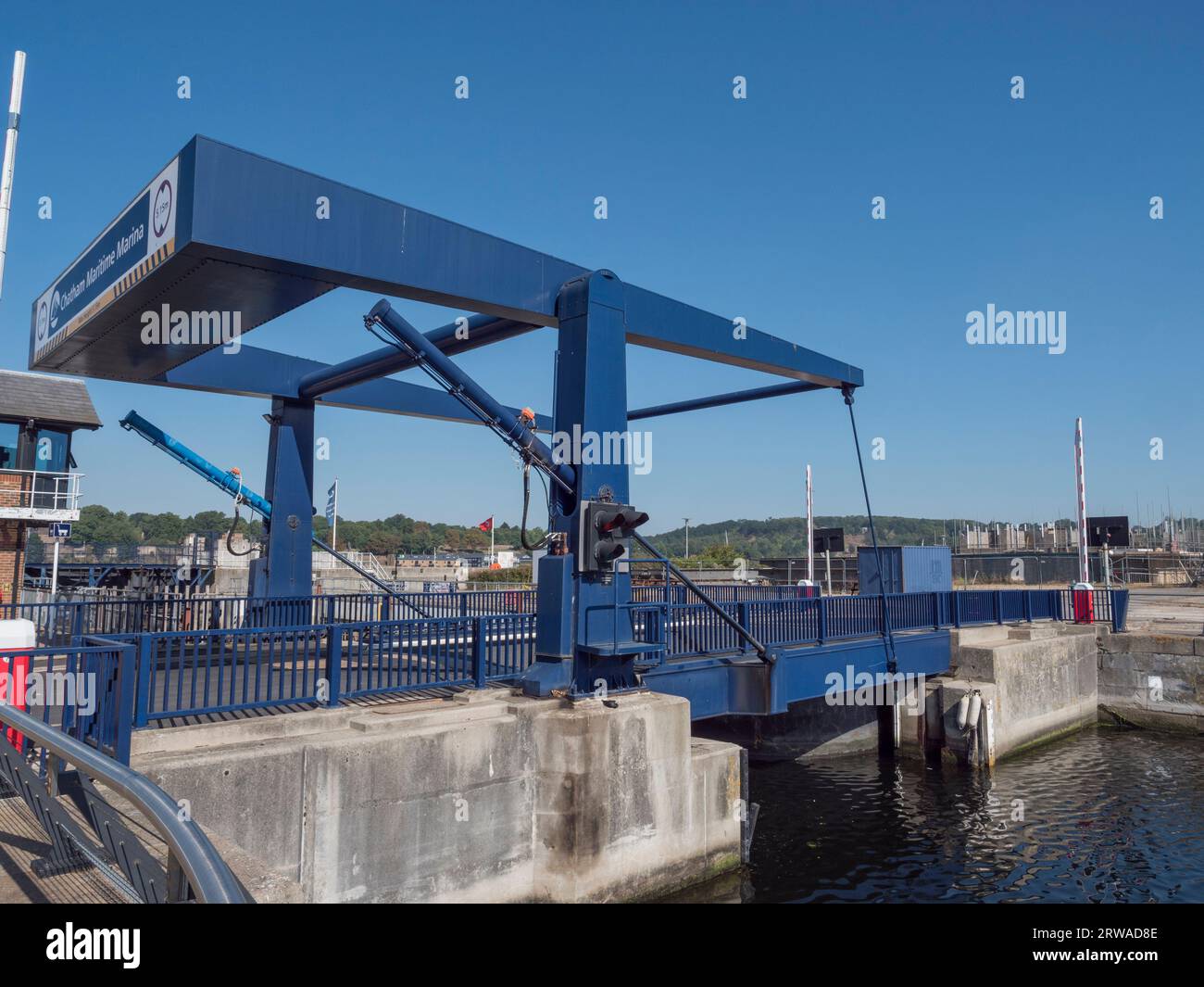 Eine Klappbrücke (bewegliche Brücke) in Chatham Maritime Marina, Chatham, Kent, Großbritannien. Stockfoto