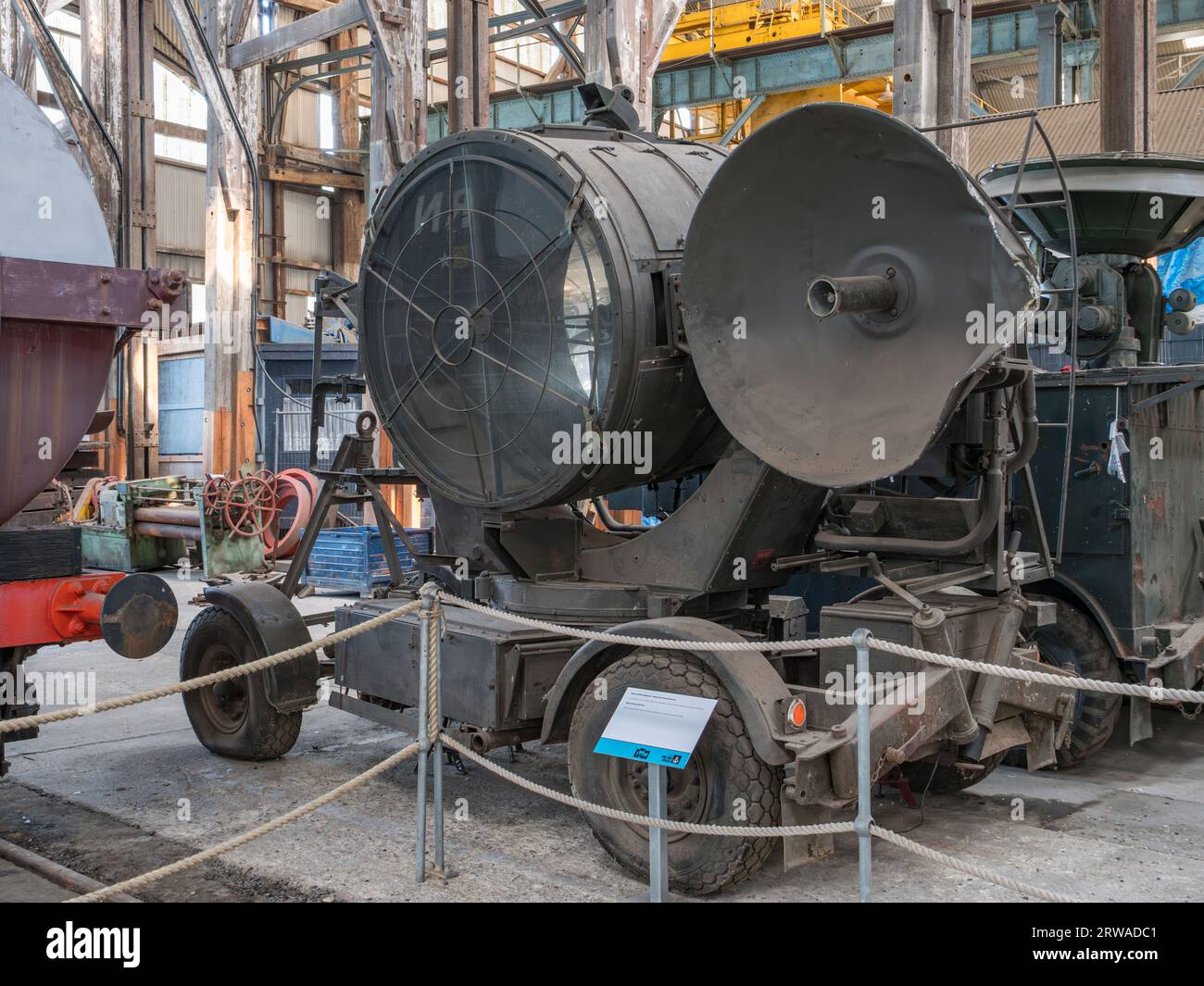 Ein Radar-gesteuertes Suchlichtsystem, das von der britischen Armee während des Zweiten Weltkriegs im Big Space, Historic Dockyard Chatham, Kent, Großbritannien, eingesetzt wurde. Stockfoto