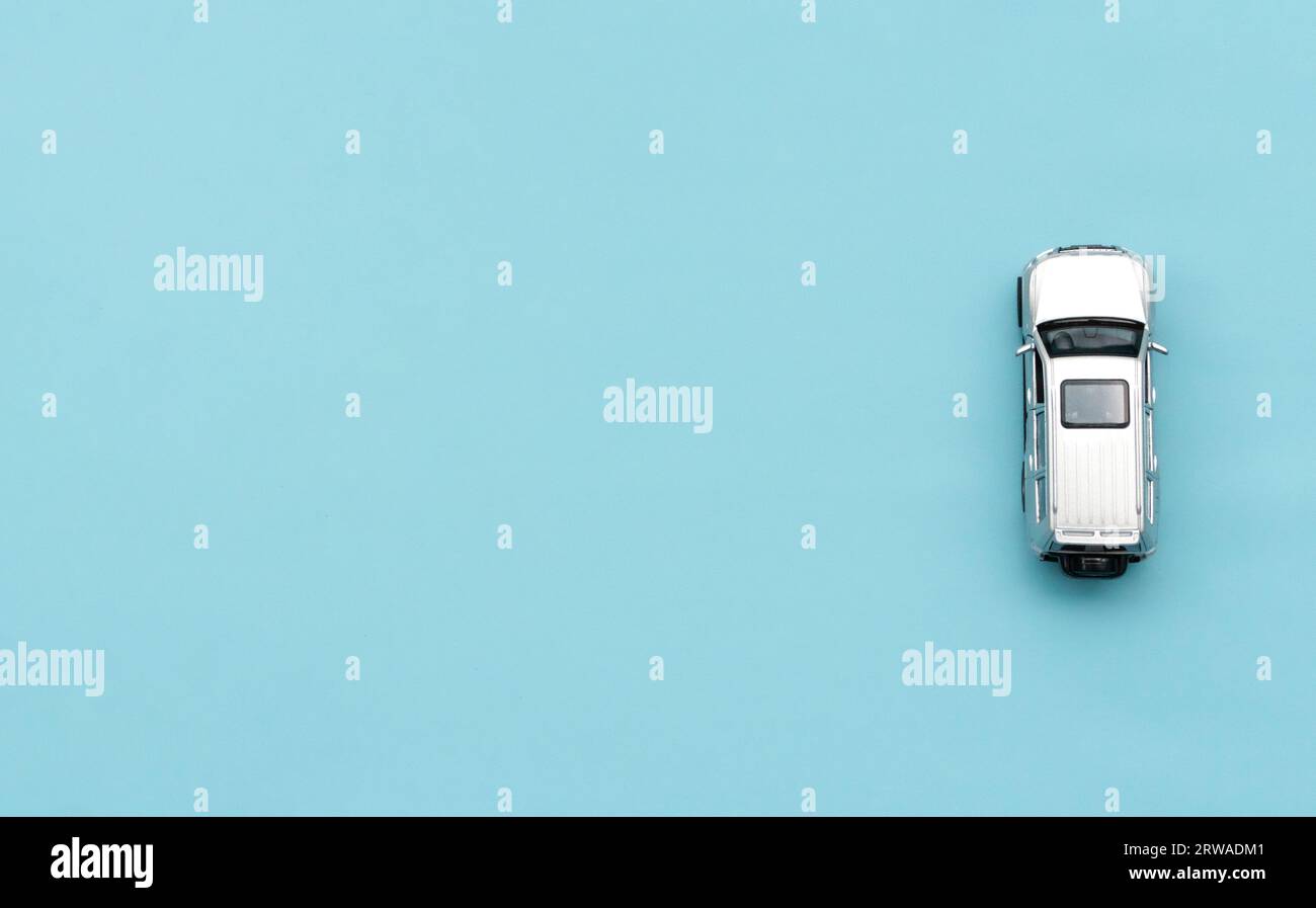 Fahrzeugmodell auf blauem Hintergrund isoliert, nach einigen Bearbeitungen. Stockfoto