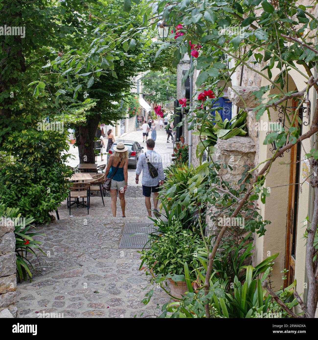 Valldemossa, Spanien - 11. Juni 2023: Kopfsteingepflasterte Straßen in der Stadt Valldemossa, Mallorca Stockfoto