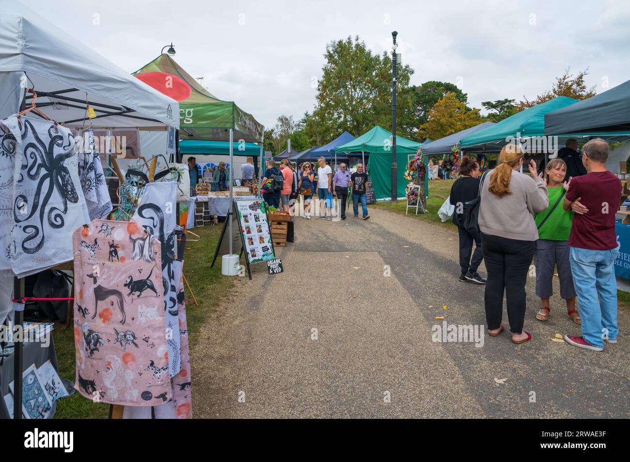 Besucher besuchen die Verkaufsstände am Duckpond Market, einem traditionellen Lebensmittel- und Kunsthandwerksmarkt, der monatlich auf der Manor Farm in Ruislip, Middlesex, England, Großbritannien stattfindet Stockfoto