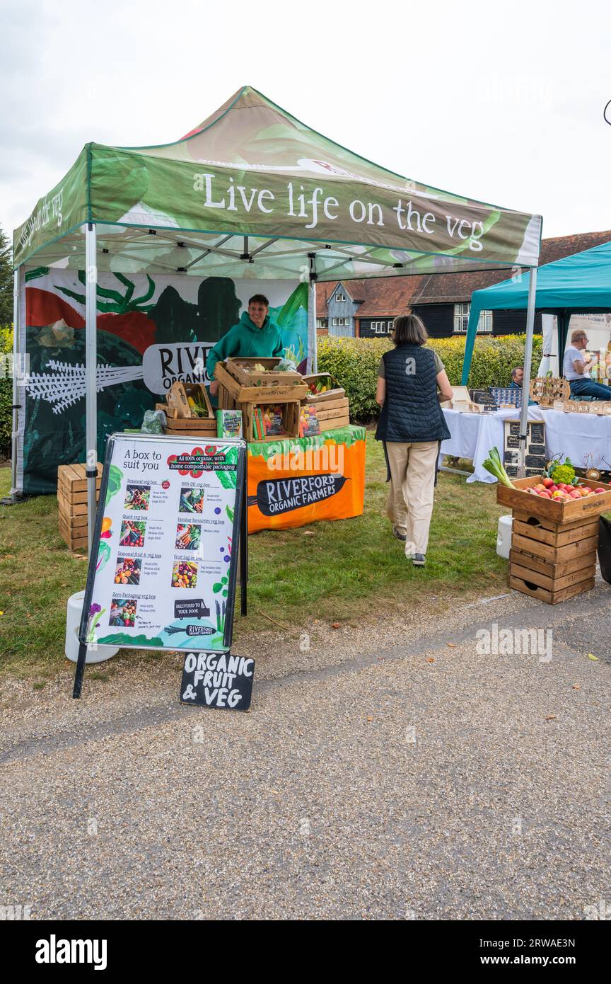 Ruislip Duckpond Market, Lebensmittel- und Kunsthandwerksmarkt. Riverford Organic Farmers Obst- und Gemüsestall. Ruislip, Middlesex, England, Vereinigtes Königreich. Stockfoto