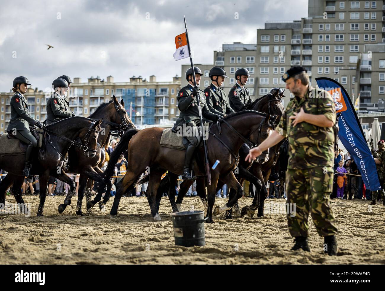 SCHEVENINGEN - Mitglieder der Kavallerie-Ehreneskortpraxis am Soldat von Oranjestrand zum Budgettag. Die Öffentlichkeit wurde gebeten, viel Lärm zu machen, damit sie sich am Tag später, am dritten Dienstag im September, an die Bedingungen gewöhnen konnten. ANP REMKO DE WAAL niederlande raus - belgien raus Stockfoto