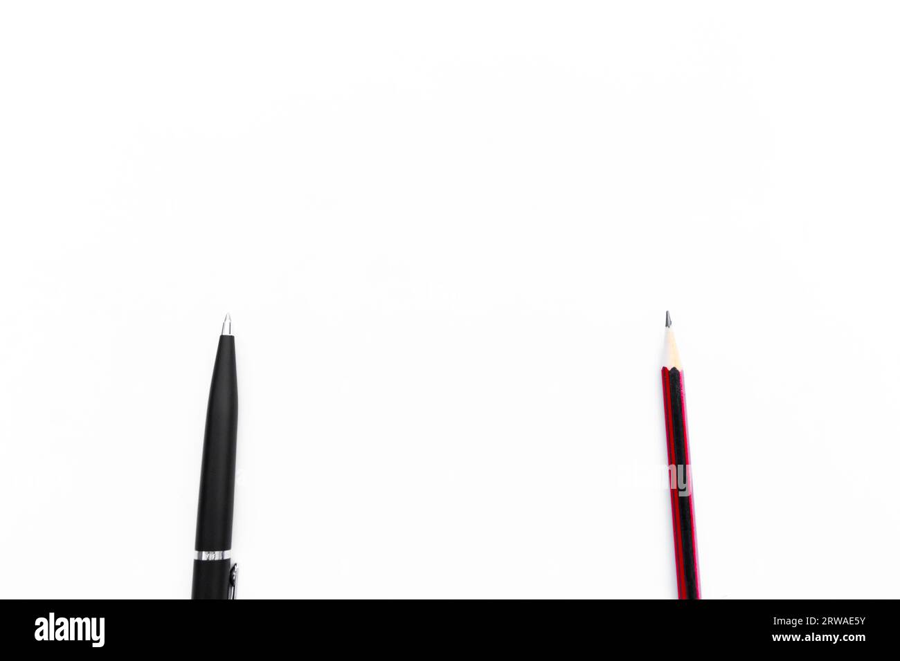 Stift und Bleistift isoliert auf weißem Hintergrund. Nach einigen Bearbeitungen. Stockfoto