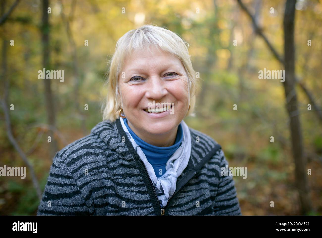 Herbstporträt einer schönen alten Frau. Tageslicht. Stockfoto