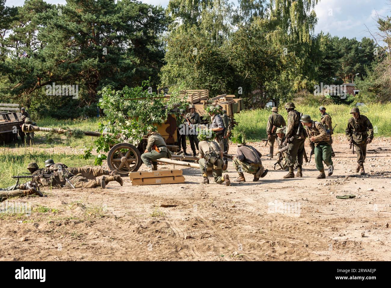 Hel, Pommern, Polen- 24. August 2023: Wiederaufbau der Schlacht aus dem Zweiten Weltkrieg. Wehrmachts-Infanteriesoldaten im Kampf. Stockfoto