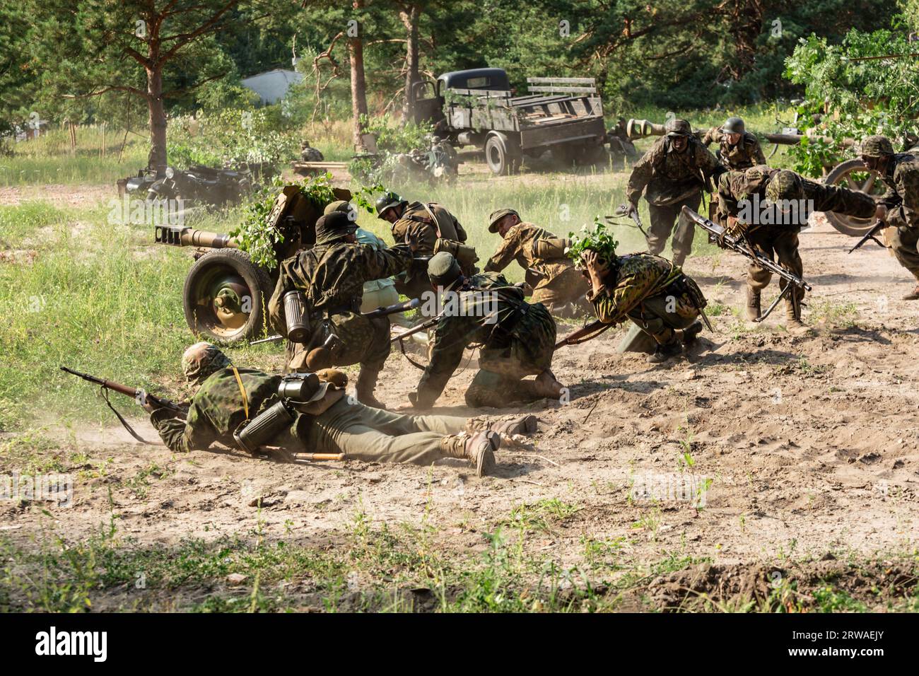 Hel, Pommern, Polen- 24. August 2023: Wiederaufbau der Schlacht aus dem Zweiten Weltkrieg. Wehrmachts-Infanteriesoldaten im Kampf. Stockfoto