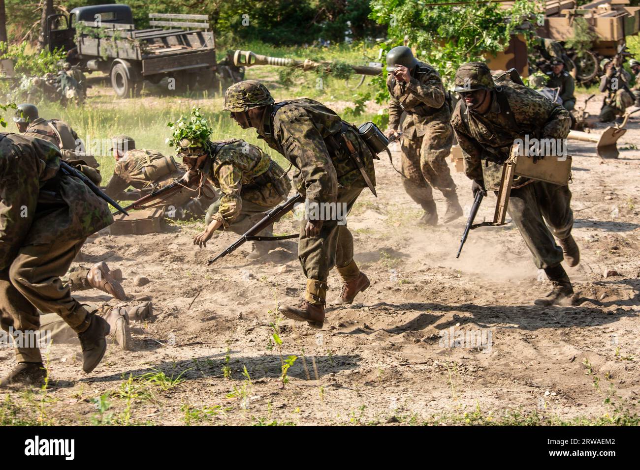 Hel, Pommern, Polen- 24. August 2023: Wiederaufbau der Schlacht aus dem Zweiten Weltkrieg. Wehrmachts-Infanteriesoldaten im Kampf. Stockfoto