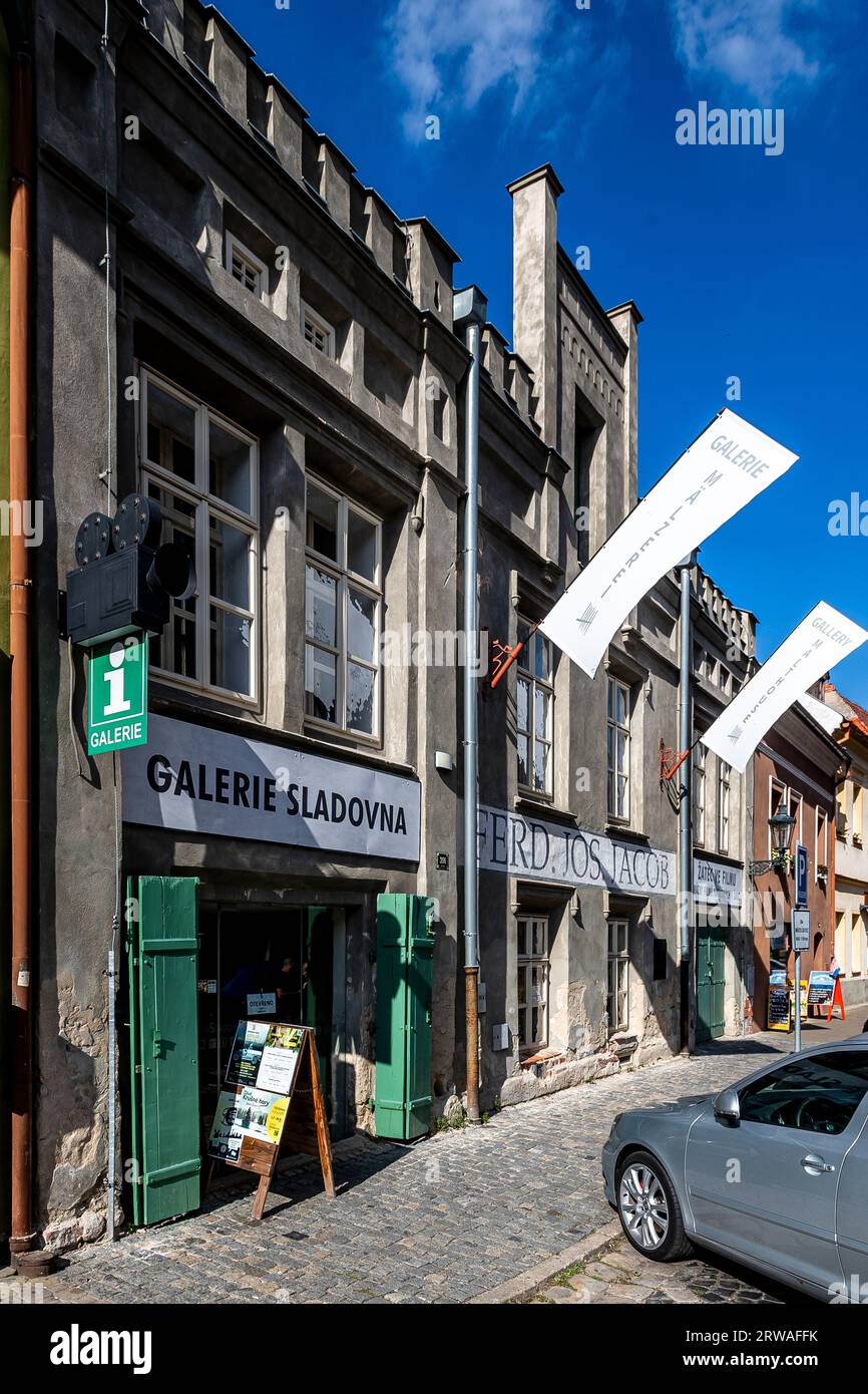 Die tschechische Stadt Zatec, die Landschaft des Zatec-Hopfens, ist Teil des Weltkulturerbes und wurde zur 17. UNESCO-Inschrift Tschechiens. Auf dem Bild ist die Malzhaus-Galerie, ein sehr einzigartiges historisches Gebäude aus dem 16. Jahrhundert. Es wurde umfassend umgebaut und bietet derzeit die Kunstgalerie, ein Informationszentrum mit Souvenirs, einen öffentlichen Internetzugang mit Online-Informationen über Zatec, eine Ausstellung mit dem Namen „Zatec in Film“ mit kurzen Filmtrailern von Filmen, die in Zatec und seiner Umgebung gedreht wurden. Es gibt auch ein kleines TV-Studio für Kinder, wo sie versuchen können Stockfoto