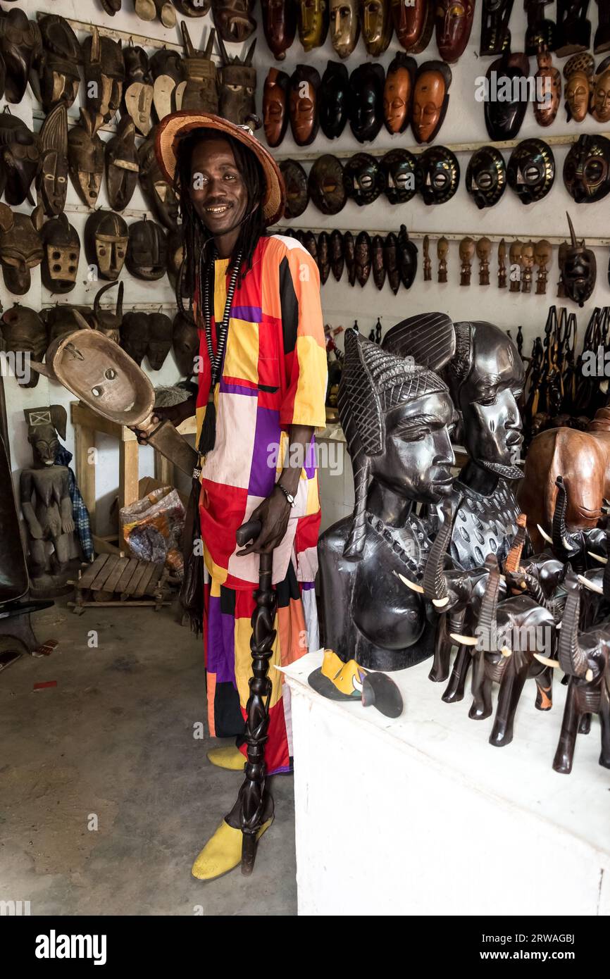 Ein Handwerker und Händler an der Elfenbeinküste auf den KAVA-Märkten in Abidjan, der die Tiefe der lokalen Traditionen durch seine geschickte Kunst zeigt Stockfoto
