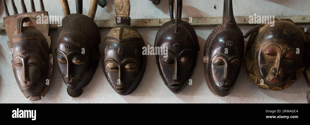 Elfenbeinküste Masken und Handwerk: Symbolische Kunst in Gottheiten, Geistern und Tieren, die die Tiefe der ivorischen Traditionen widerspiegelt Stockfoto