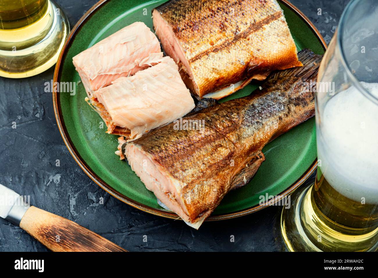 Leckerer geräucherter Forellenlachs mit Bier Stockfoto