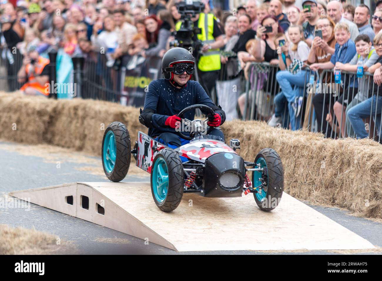 Colchester Soapbox Rally. Soapbox Derby Gravity Racing in der High Street of Colchester, Essex, Großbritannien. Teilnehmer 04 Mark Wendon, in Fordham Flyer Stockfoto