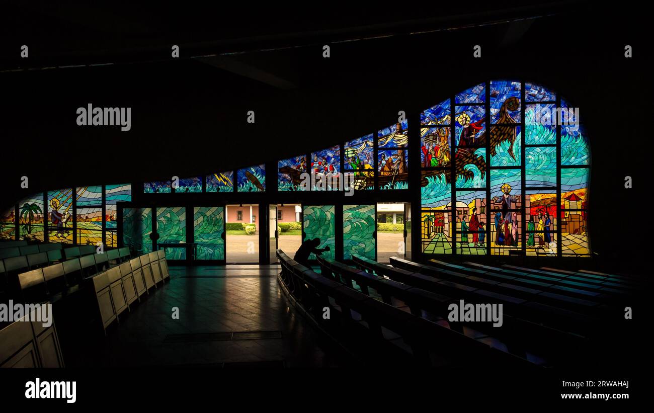 Architektonische Details der St. Paul's Cathedral, einer römisch-katholischen Kathedrale in der Stadt Abidjan, entworfen vom italienischen Architekten Aldo Spirito. Stockfoto