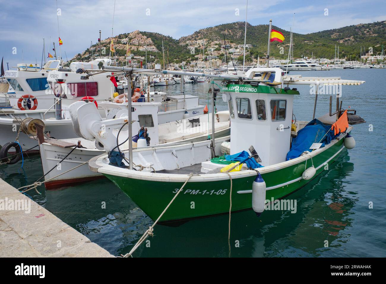 Port d'Andratx, Spanien - 7. Mai 2023: Angelboote im Port d'Andratx, Mallorca Stockfoto