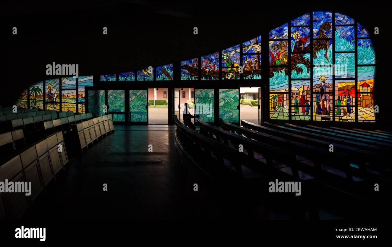 Architektonische Details der St. Paul's Cathedral, einer römisch-katholischen Kathedrale in der Stadt Abidjan, entworfen vom italienischen Architekten Aldo Spirito. Stockfoto
