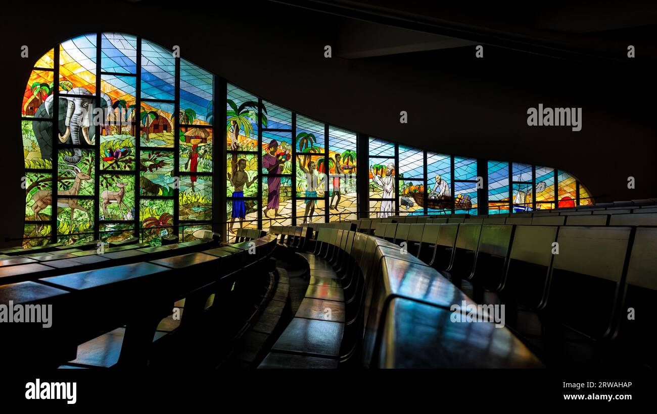 Architektonische Details der St. Paul's Cathedral, einer römisch-katholischen Kathedrale in der Stadt Abidjan, entworfen vom italienischen Architekten Aldo Spirito. Stockfoto