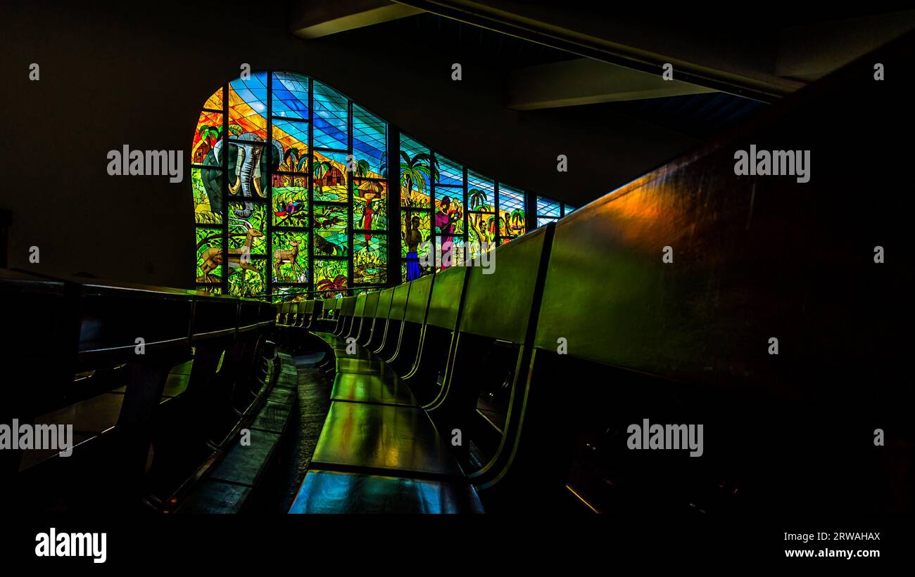 Architektonische Details der St. Paul's Cathedral, einer römisch-katholischen Kathedrale in der Stadt Abidjan, entworfen vom italienischen Architekten Aldo Spirito. Stockfoto