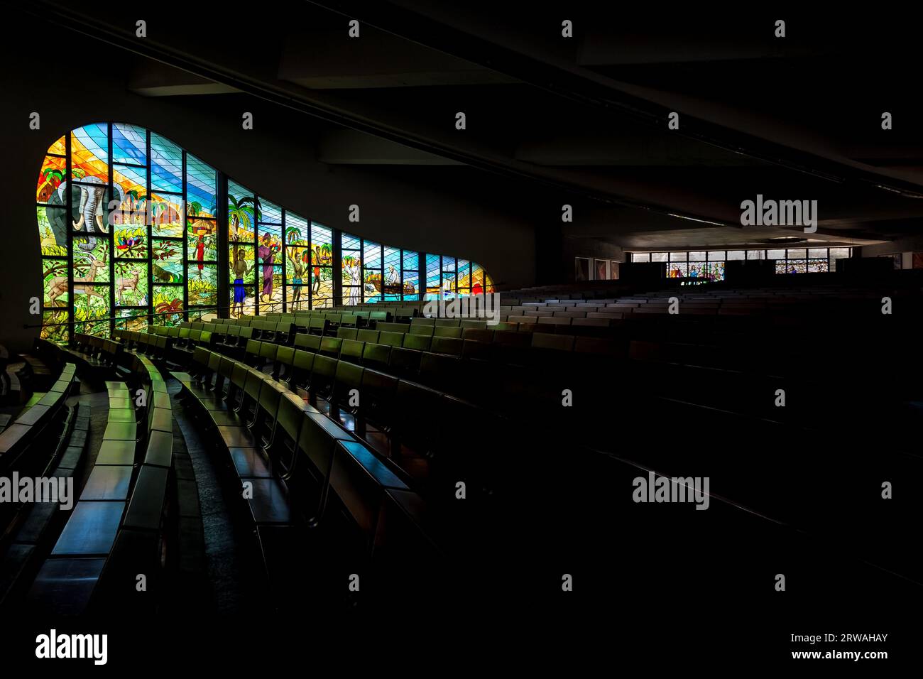Architektonische Details der St. Paul's Cathedral, einer römisch-katholischen Kathedrale in der Stadt Abidjan, entworfen vom italienischen Architekten Aldo Spirito. Stockfoto