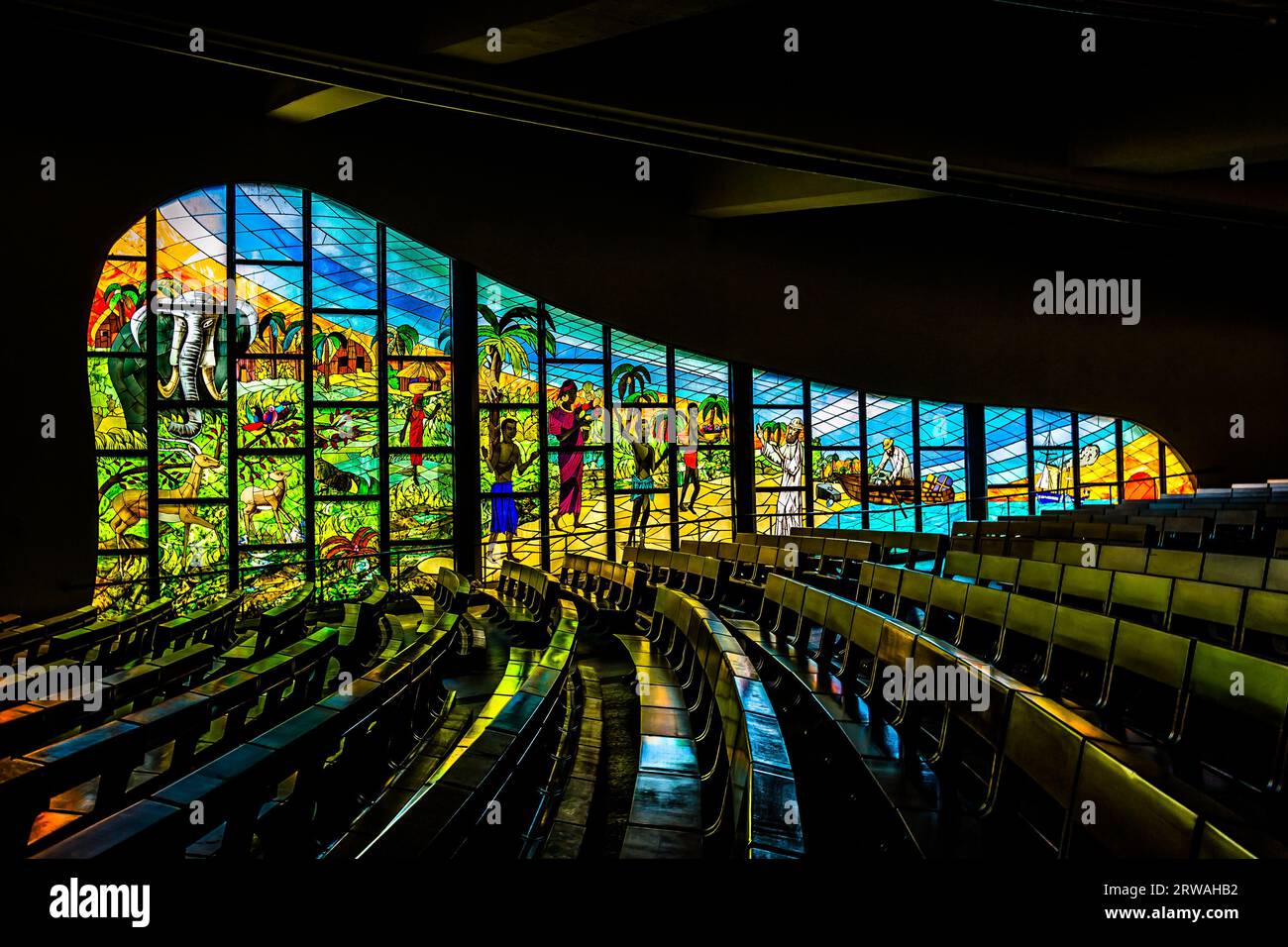 Architektonische Details der St. Paul's Cathedral, einer römisch-katholischen Kathedrale in der Stadt Abidjan, entworfen vom italienischen Architekten Aldo Spirito. Stockfoto