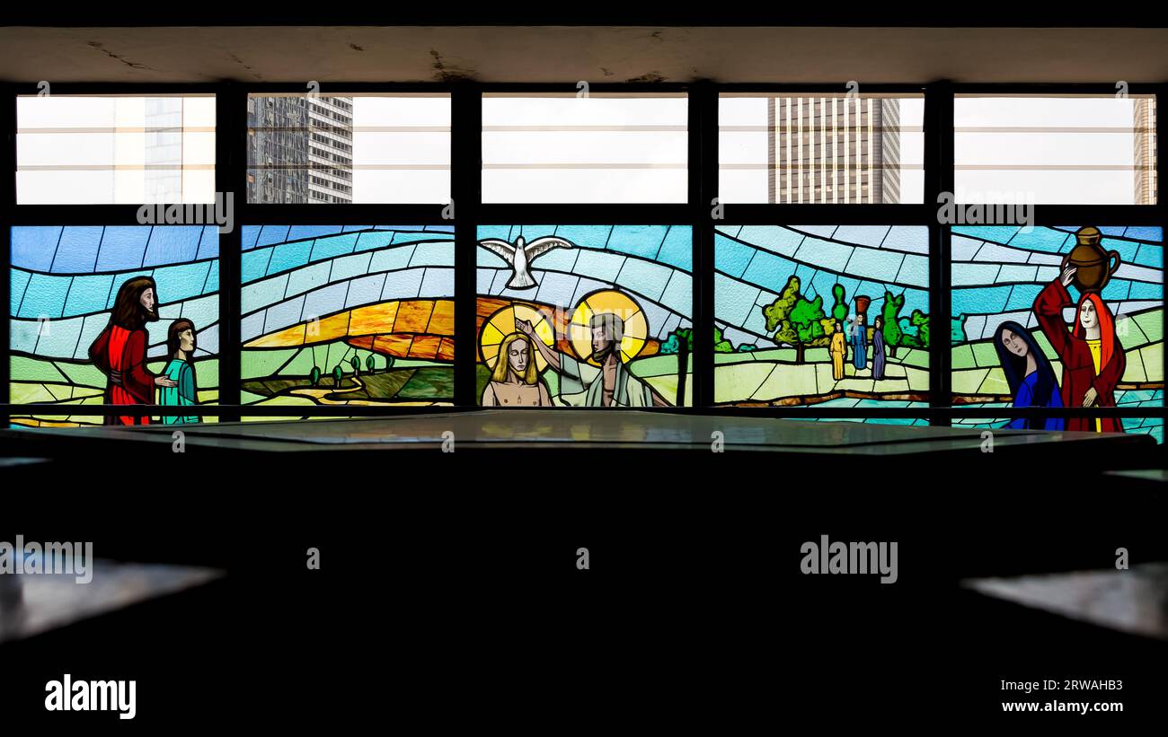 Architektonische Details der St. Paul's Cathedral, einer römisch-katholischen Kathedrale in der Stadt Abidjan, entworfen vom italienischen Architekten Aldo Spirito. Stockfoto