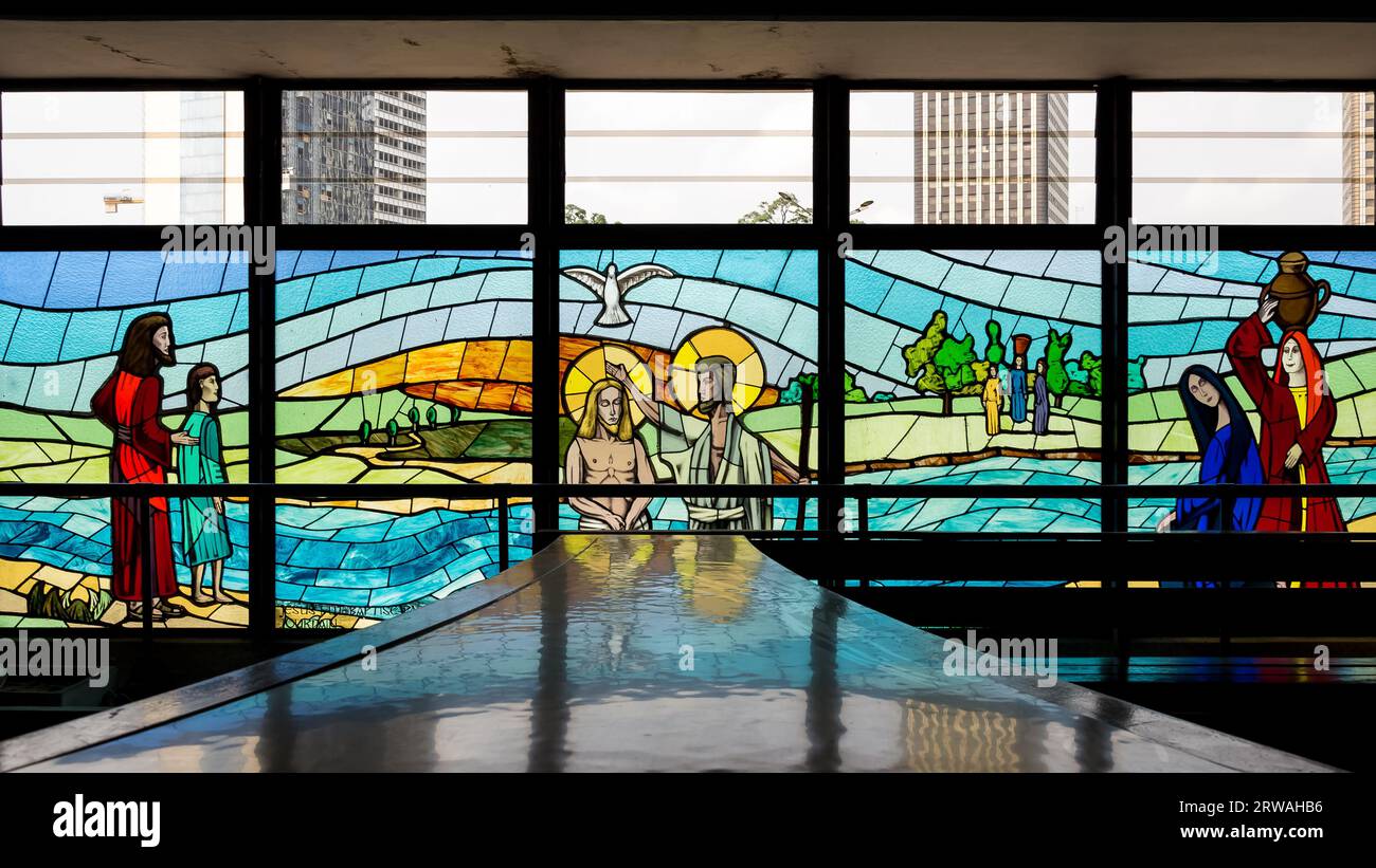 Architektonische Details der St. Paul's Cathedral, einer römisch-katholischen Kathedrale in der Stadt Abidjan, entworfen vom italienischen Architekten Aldo Spirito. Stockfoto