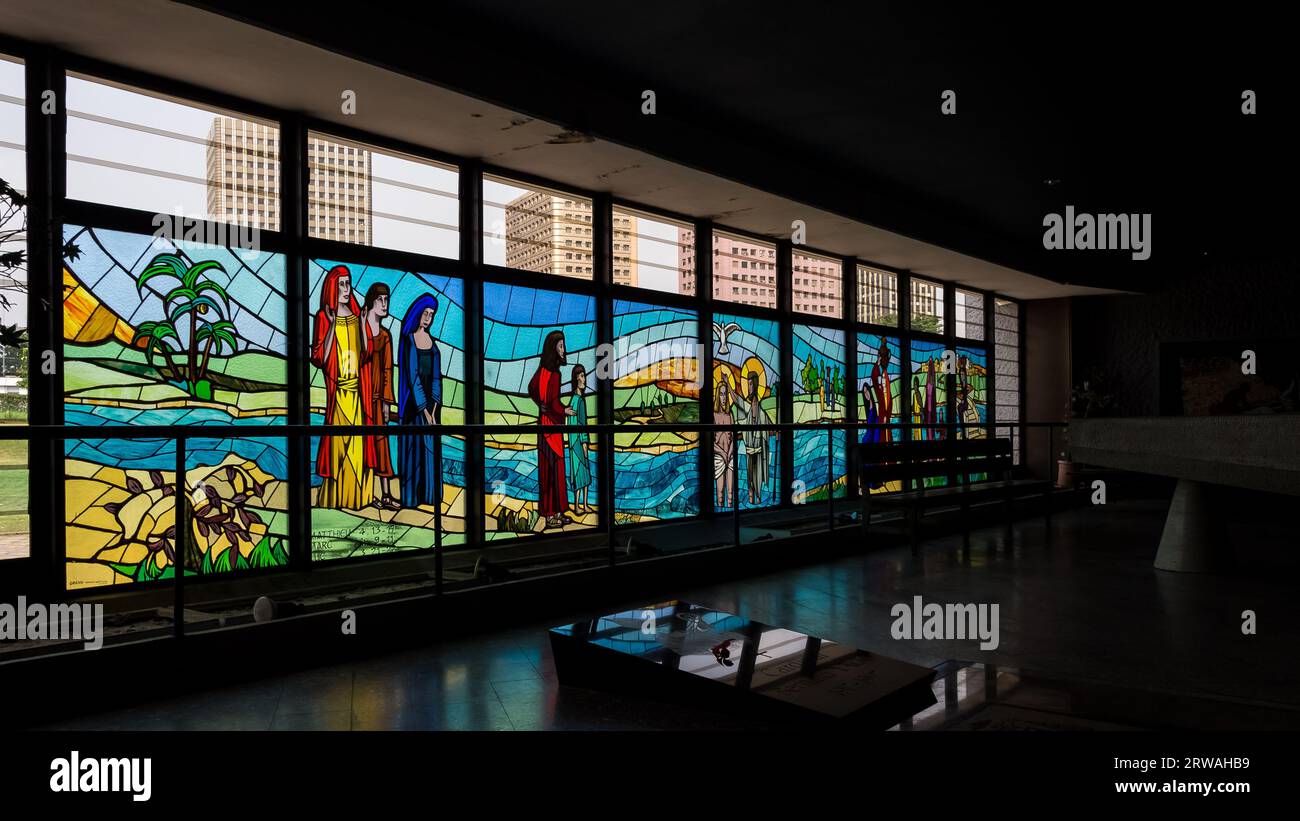 Architektonische Details der St. Paul's Cathedral, einer römisch-katholischen Kathedrale in der Stadt Abidjan, entworfen vom italienischen Architekten Aldo Spirito. Stockfoto