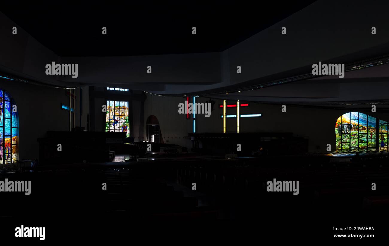 Architektonische Details der St. Paul's Cathedral, einer römisch-katholischen Kathedrale in der Stadt Abidjan, entworfen vom italienischen Architekten Aldo Spirito. Stockfoto