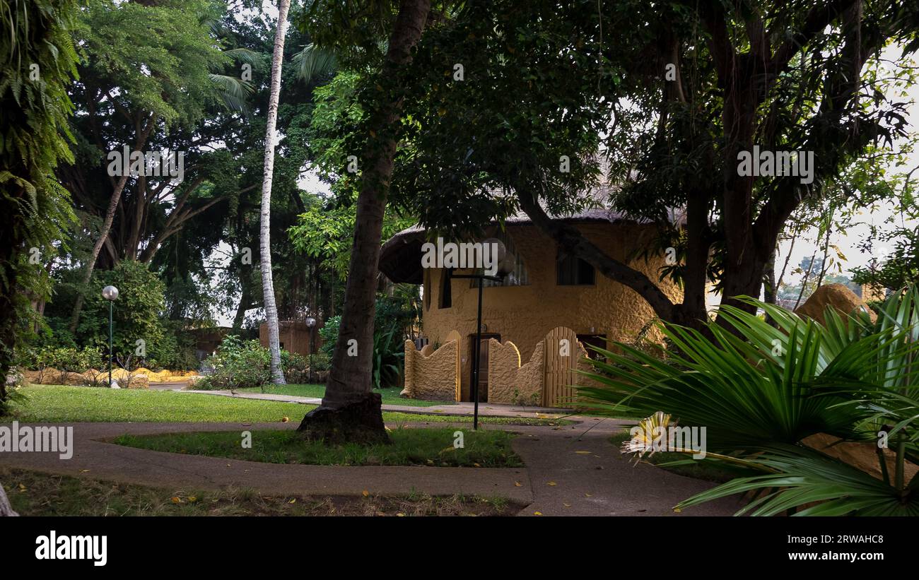 Blick auf das Hotel le Wafou in Abidjan, Elfenbeinküste, inspiriert von der Kultur und Kunstfertigkeit der Dogon in Mali und dem Norden der Elfenbeinküste Stockfoto
