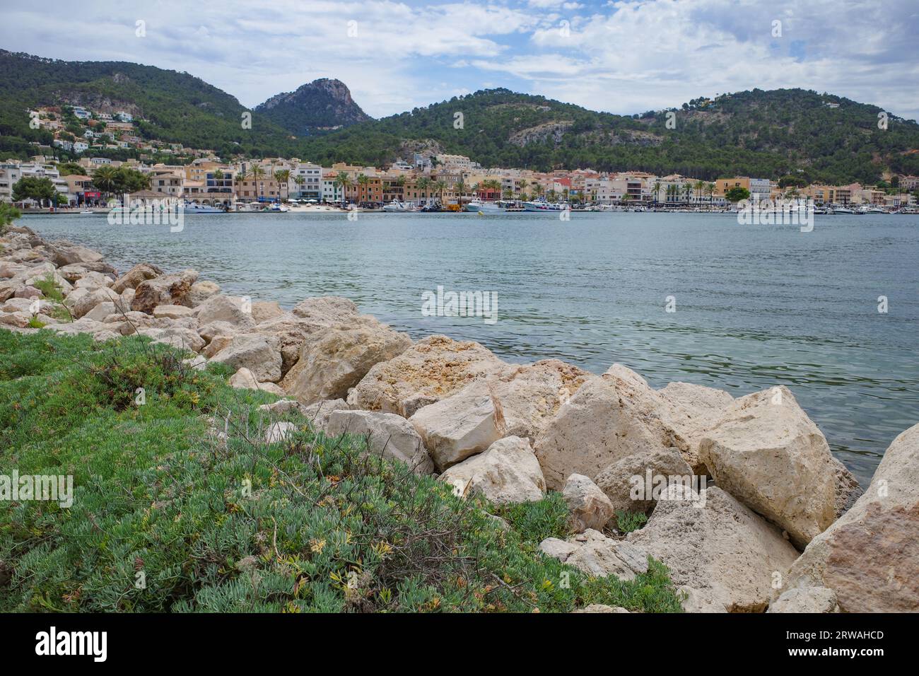 Port D'Andratx, Spanien - 7. Mai 2023: Boote und Yachten im Hafen von Port d'Andratx, Mallorca Stockfoto