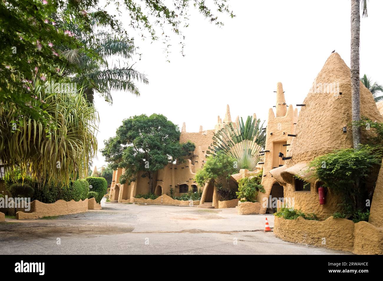 Blick auf das Hotel le Wafou in Abidjan, Elfenbeinküste, inspiriert von der Kultur und Kunstfertigkeit der Dogon in Mali und dem Norden der Elfenbeinküste Stockfoto