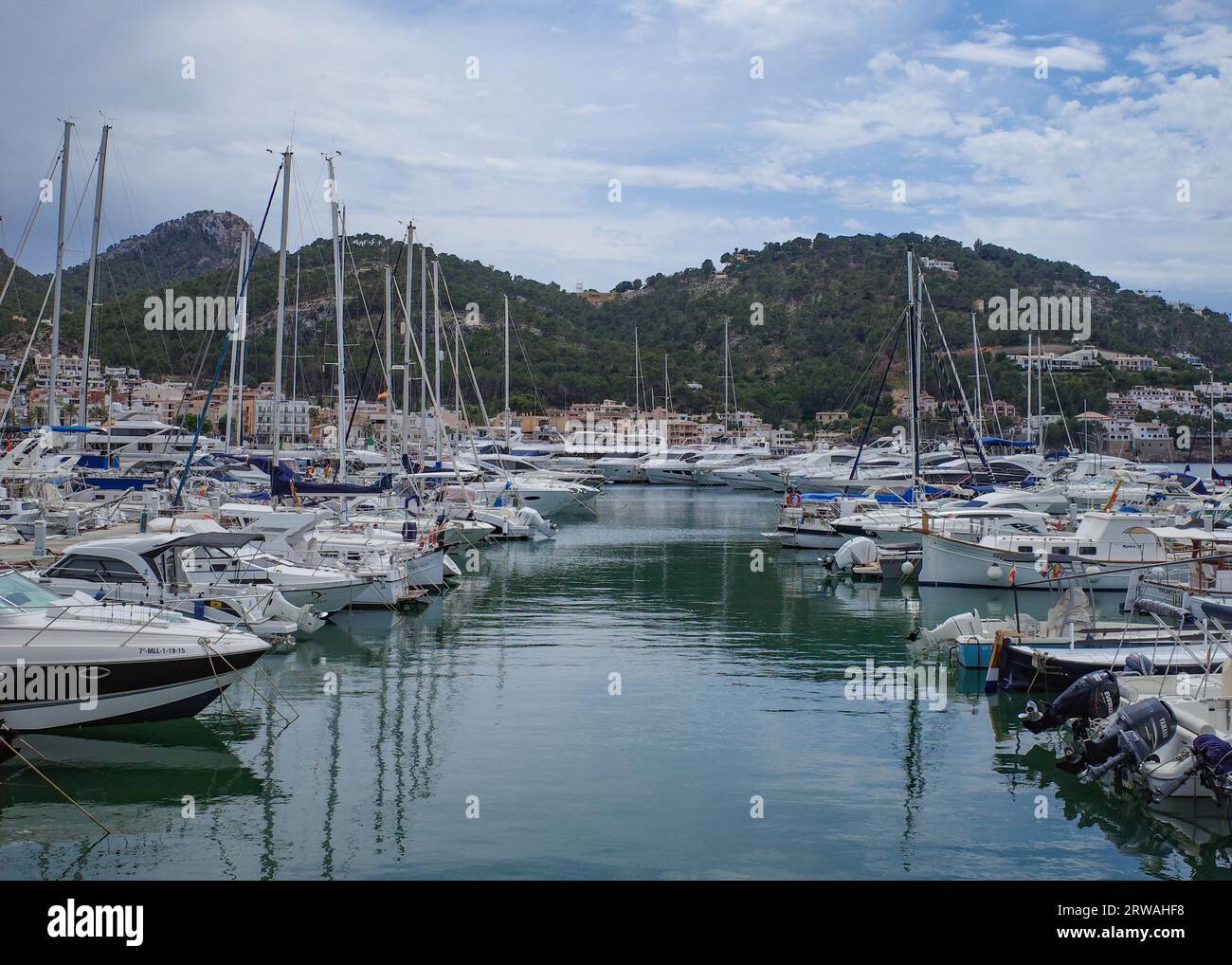 Port D'Andratx, Spanien - 7. Mai 2023: Boote und Yachten im Hafen von Port d'Andratx, Mallorca Stockfoto