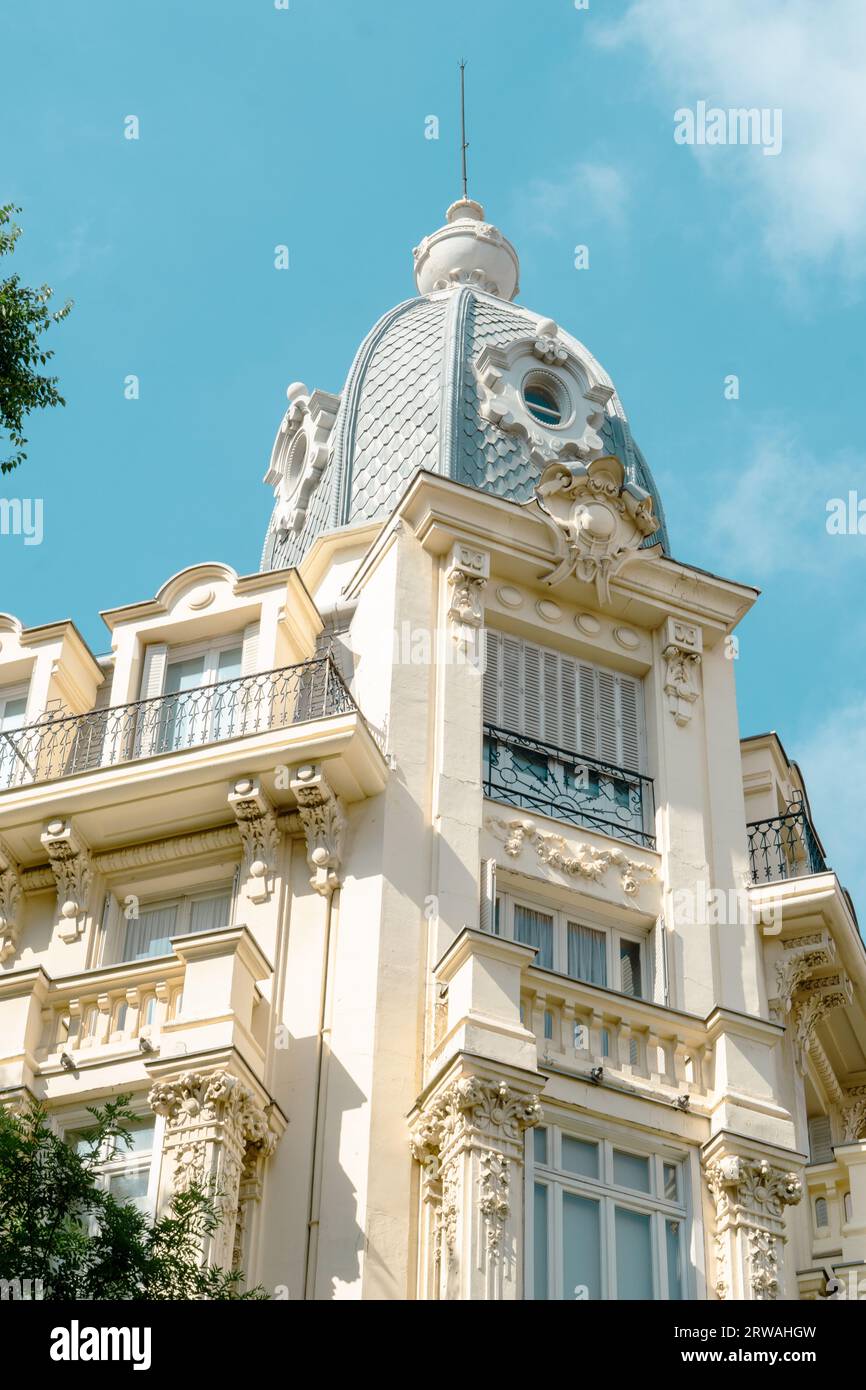 Weißes und helles modernistisches Gebäude in einer Straße in Madrid Stockfoto