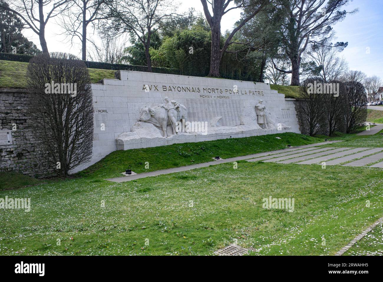 Bayonne, Frankreich - 25. März 2023: Gedenkstätte für den Ersten Weltkrieg in der historischen Stadt Bayonne Stockfoto