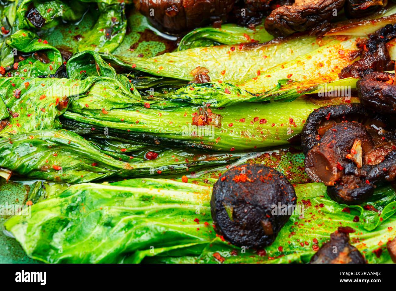 Gebackener Pak Choi mit Shitake-Pilzen. Gesunde Ernährung, Lebensmittelhintergrund. Stockfoto