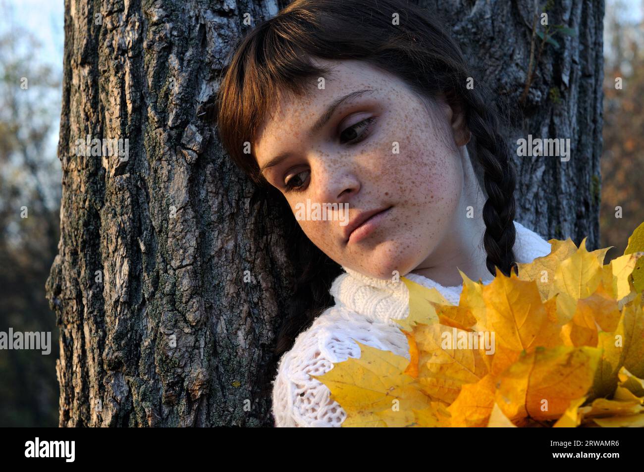 Porträt eines ausgeflippten Teenagermädchens im Herbstpark am Abend Stockfoto