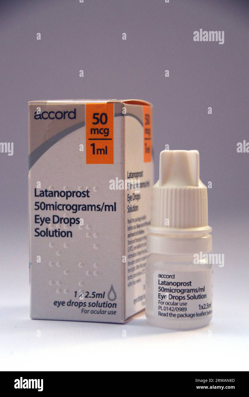 Box & Flasche Latanoprost 50 mg/ml + 1 mg/ml Augentropfen von Accord zur Behandlung von Glaukom und okulärer Hypertonie. Stockfoto