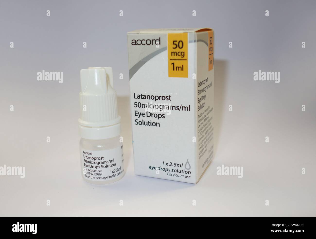 Box & Flasche Latanoprost 50 mg/ml + 1 mg/ml Augentropfen von Accord zur Behandlung von Glaukom und okulärer Hypertonie. Stockfoto