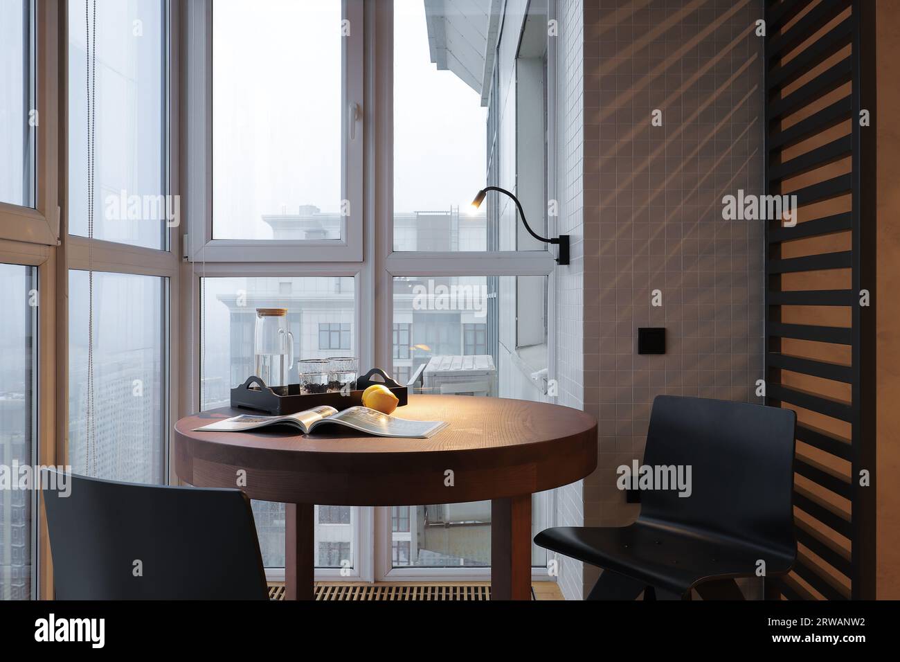 Tisch mit Stühlen in der Loggia in der modernen Wohnanlage Stockfoto