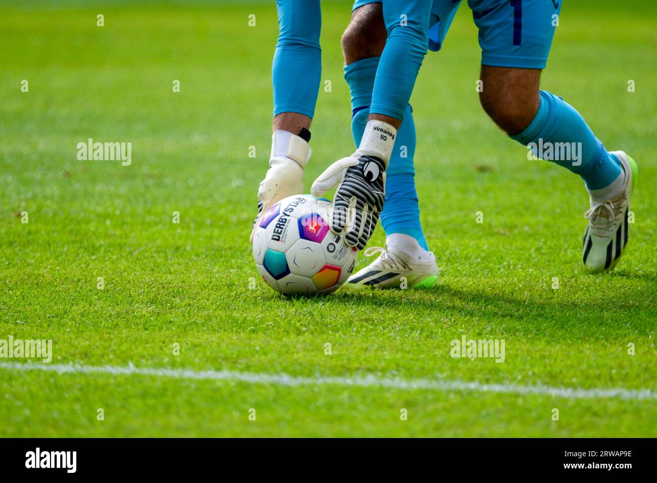 RheinEnergieStadion Köln Deutschland, 16.9,2023, Fußball: Bundesligasaison 2023/24 Spieltag 4, 1.FC Köln (KOE) gegen TSG 1899 Hoffenheim (TSG) — Torhüter schnappt sich offiziellen Derbystar-Matchball Stockfoto