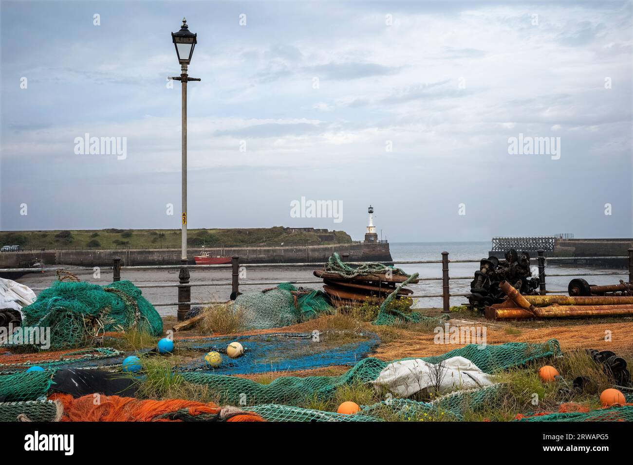 Ebbe und verlassene Angelausrüstung im Maryport Harbour, West Cumbria, Großbritannien Stockfoto