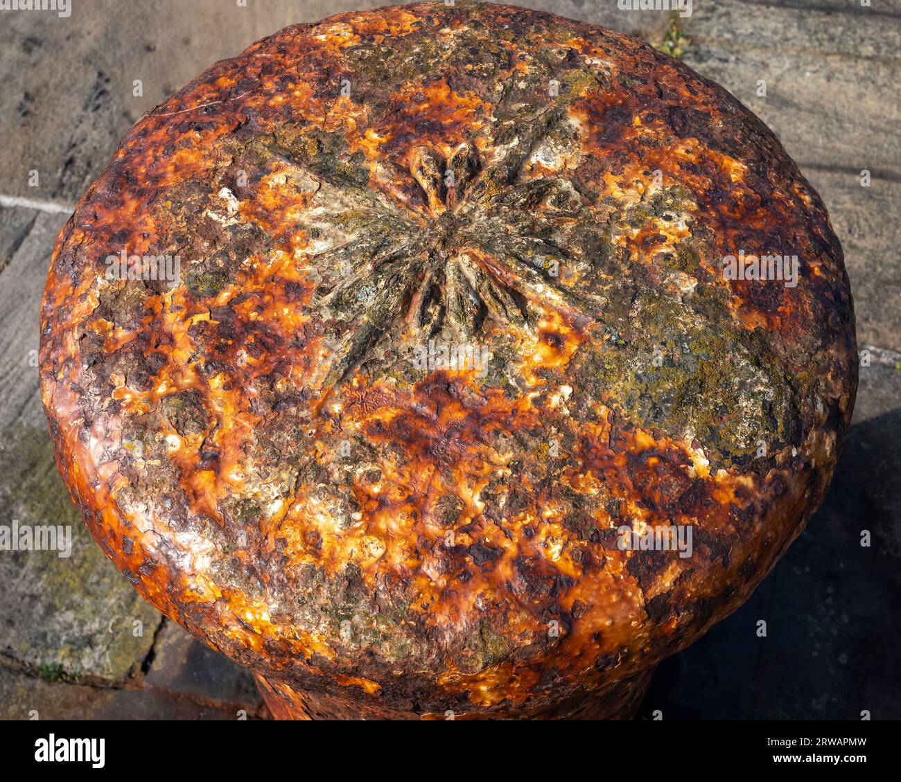 Einer von mehreren reich verzierten viktorianischen Schiffspollern am Nordpier des Hafens Whitehaven, West Cumbria, Großbritannien Stockfoto